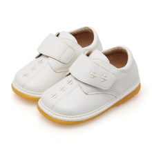 Sencillos zapatos de bebé blanco sólido Squeaky
